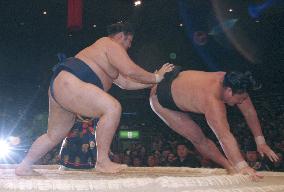 Kotomitsuki defeats Tokitsuumi on day 2 of Kyushu tourney